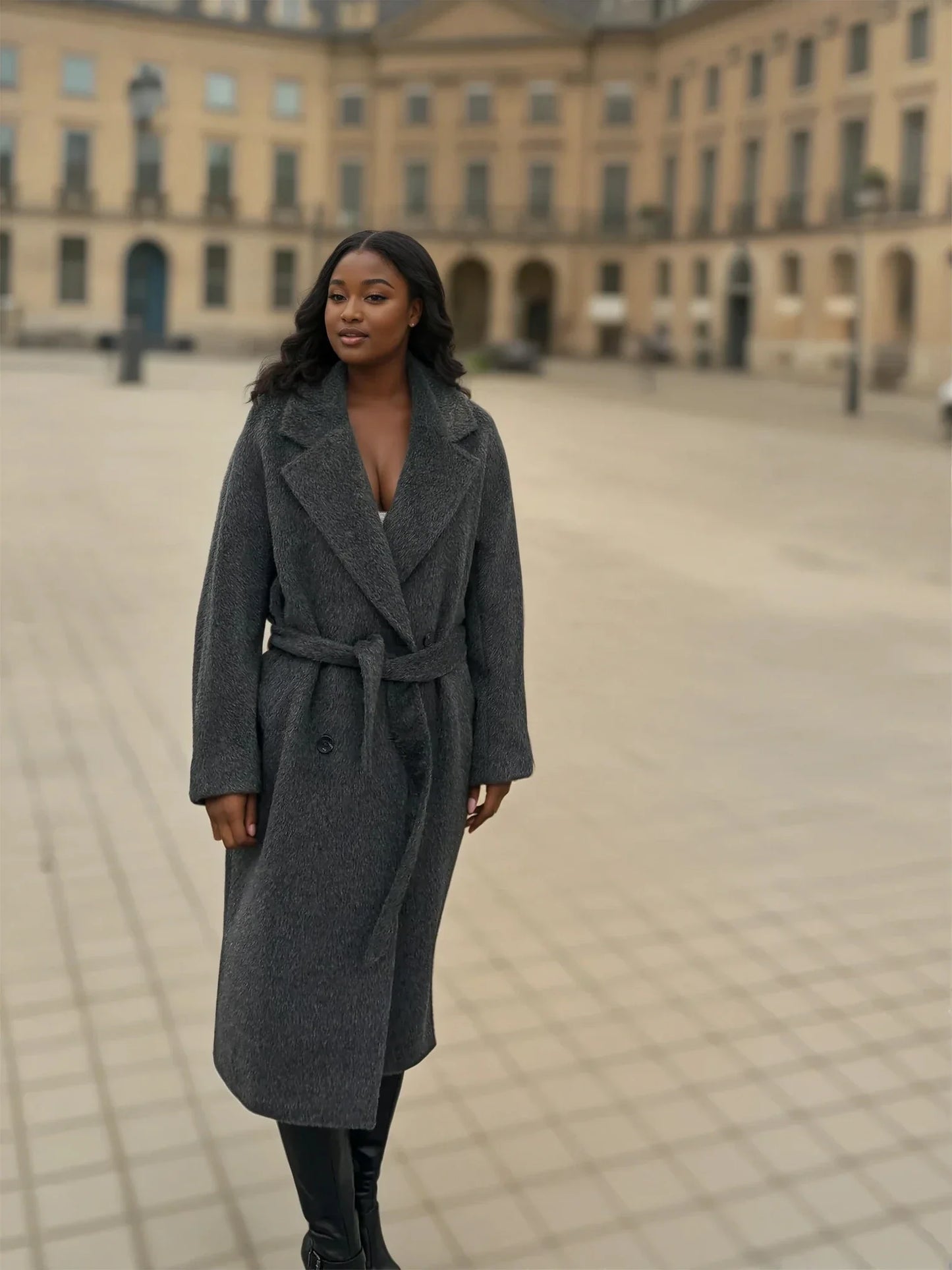Manteau en laine et suri shooting place vendome paris marque Patena