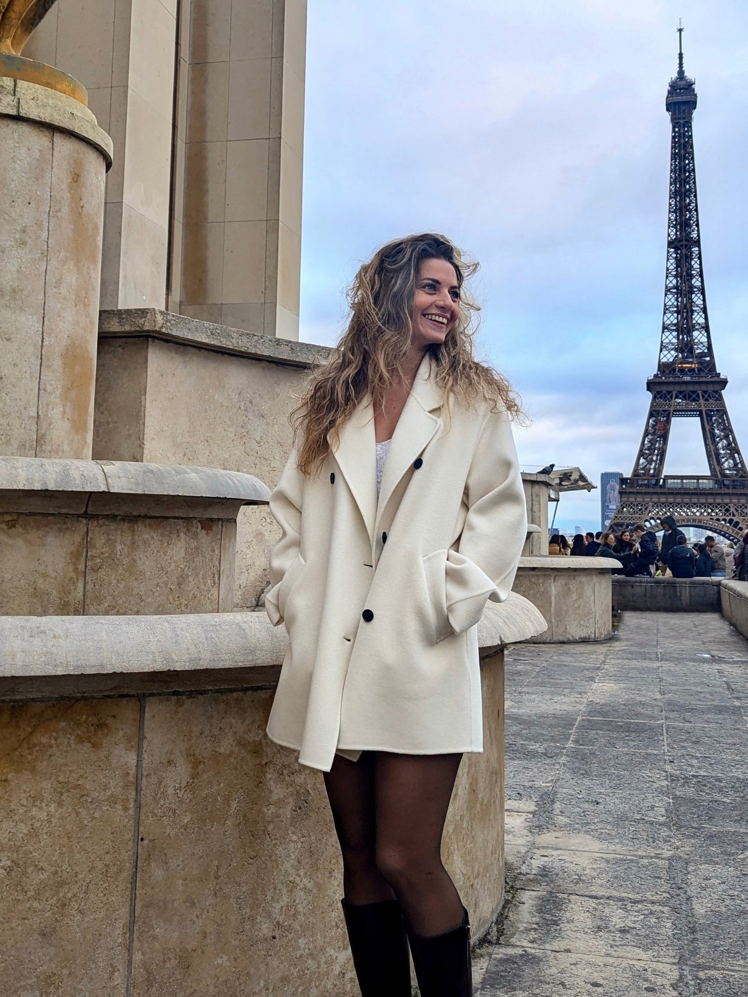 Manteau en cachemire blanc Trocadero Tour Eiffel élégance intemporelle